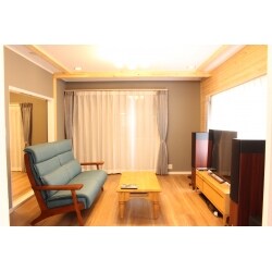 今回のリフォームのポイントは【１つの部屋に２つの機能を追加する】です。リビングは家族が集まる団欒の場所でもあり寛げる場所でもあります。それだけでも十分な機能ですが、ワンランク上のリビングリフォームも可能です。今回は家族みんなで楽しめるシアターを取り入れました。新築だと土地や建物代だけで高額になりがちで思う通りのマイホームにならない場合も多いですが、リフォームだと土地も建物もすでにあるので【お部屋にワンプラスリフォーム】を追求できる可能が大きくなります。快適な暮らしは様々ですが【趣味】を取り入れるリフォームも快適な暮らしになりますね。