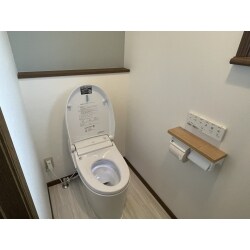 今回のリフォームは、トイレの便器交換・壁紙・床の張替（※アクセントクロス）、洗面室の洗面台交換・壁紙・床の張替、また、キッチンの壁紙の貼替を行いました。