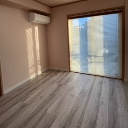 今回は、使っていなかった和室を自宅サロンとして活用したいというお客様のご要望をふまえて、和室から洋室リフォームをしました。使用したのは、LIXILの ラシッサDフロア ホワイトオークF。機能としては、キズに強い・耐キャスター仕様など、劣化しにくくなっております。