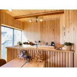 店舗内のスペースを、木をふんだんに使った自社特許取得済工法でお家カフェ風にリフォームしました。
心地よい空間で、お客様とお話しできるスペースになりました。