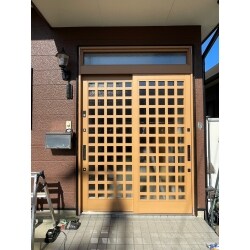 玄関引戸は、LIXIL リシェント P25型 井桁格子 槇調（ES）欄間付き 複層ガラスです。
複層ガラスなので、防犯対策・結露軽減につながり、断熱性も向上します。