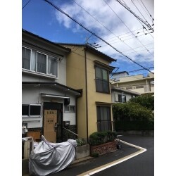 屋根は日本瓦から軽量の金属瓦(ガルバリウム鋼板)へ葺き替えさせて頂き、瓦の老朽化やズレ、痛みなどすべてが解消され耐震強化にもなりました！
外壁は元々カキ落し仕上げになっておりましたので、そのまま塗装するのでは無く下地にカチオンフィーラーを塗ってからラジカルで3回塗りを行い綺麗に仕上がりました！