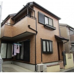 外壁のコーキングがかなり劣化していました。強度の良いコーキングをして高圧洗浄で綺麗にしてから、再度塗装を施しました。屋根もかなり焼けてしまっていたので補修を行いました。