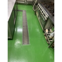 老人ホームの厨房防水工事。下地処理から丁寧に補修していきました。