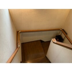 階段に手摺をつけたことで、上り下りが大変楽になりました。
