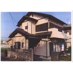 施主様が気にされていた外壁のしみ・汚れが見違えるようにきれいになりました。
高圧洗浄後、プレミアムシリコン塗料で明るい色になりました。