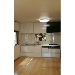マンションのキッチン室の修繕（遮音フローリング・壁クロス・システムキッチン
）