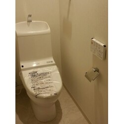 トイレ改修(床：クッションフロア・壁クロス張替え・ロールホルダー)