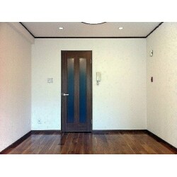 今回の施工は、東京都千代田区の某賃貸用マンション。
退去後の現状回復工事をさせて頂きました。
次の入居者様がまた気持ちよく使って頂けるよう、
心を込めて綺麗にリセット致しました。
キッチンは特にご注目です。