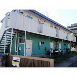 近くに女子大学がるのだが、学生さんからの入居希望が少なく男性の入居者が多かったので、女性にも見た目で気にいって頂けるような外観に外壁を変えました。
