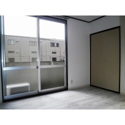 元々南向きで明るいお部屋ですが、白を基調とした壁紙・床に貼替えたことで、より明るいお部屋にし、建設当時から使用をしていた浴室・キッチン等の水回りは全て交換をしました。また収納も2段の押入れタイプであった収納の段を撤去し、ハンガーパイプを付けロングコートも掛ける事の出来るクローゼット風に変更しました。
