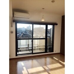 今回のお部屋は、とにかく日当たり良好。
この良さを引き立てる為、アクセントクロスは少し明るめの茶系で施工しました。