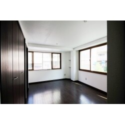 壁は白、建具床はダーク系にし、部屋全体を落ち着いた雰囲気にしました。
