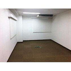 撮影スタジオのため光が入らないように窓を塞ぎ、明るく撮影が出来るよう白の内装で仕上げました。