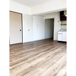 今回の施工は主に現状回復ではありますが、
全体的に老朽化が進んでおりましたので、
各種、追加工事にて付加価値のあるお部屋へと
リフォームさせて頂きました。
特に新規交換したクッションフロアーは自然素材風のデザインで
ぬくもりのある雰囲気に！
