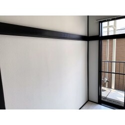老朽化した賃貸用マンションのリノベーションです。
床材、建具は勿論、和式トイレからウォシュレット付き洋式トイレ、
作業スペース付きキッチンなど水廻りにもこだわりました。