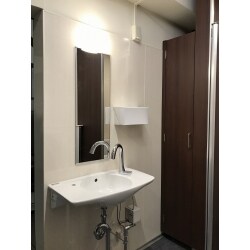 生徒さん増加に伴い学校のトイレをリフォーム致しました。
よくある学校のトイレを、こんなにオシャレにチェンジしました。
ブースも増やして、混雑軽減。