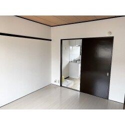 今回の施工は三鷹市の賃貸用物件。

昭和の香りが残るレトロな和室でしたが、

思い切って今風の洋室へ転換致しました。

白とダークブラウンのコントラストが、オシャレ。

ご入居者様も快適にお過ごし頂けるかと思います。