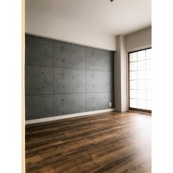今回のリノベーションは東京都青梅市の賃貸物件。
キッチン・浴槽の混合水栓を新規交換。独立洗面台と浴槽も新規交換済みです。
居室はコンクリート打ちっぱなしの壁と新品のクッションフロア、
LDKの間仕切り襖はスタイリッシュなグレーで統一感を。
畳は表替えだけで敢えて残しました。
デザイナーズ風と和のいいところどりです。