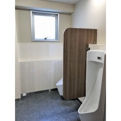 今回の施工は某専門学校のトイレ増設工事です。
講堂横の倉庫を男子トイレへ大幅リニューアル工事致しました。
基本配管下地工事、下地造作工事、水道電気換気などの設備工事、設備機器、トイレブース
内装仕上げ工事、工事発生廃棄物処理、など大幅な施工となりましたが、空間を有効活用できたと思います。
