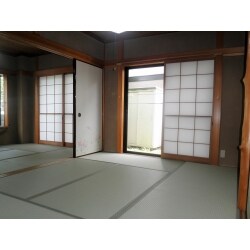 リビング天井・洋室天井・洗面天井・トイレ天井・玄関天井のクロス貼り換を行いました。さらにキッチンコーキングと浴室換気扇交換・畳表替え・敷居滑り交換2か所・3LDKのルームクリーニングを施工した状態です。