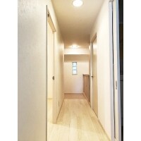 壁・床をチェンジ。木のぬくもりを感じつつ現代的な空間に。