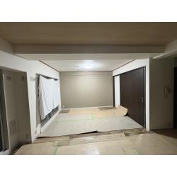 洋室の間仕切りを撤去し、リビングを拡大。