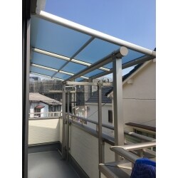 新築のいえに引っ越されたI様。
とっても日当たりのよいベランダで、洗濯物も良く乾きそうですが、
屋根がないと、突然の雨の時に洗濯物が濡れてしまうと大変ですので
ベランダ屋根を設置することにされました。

