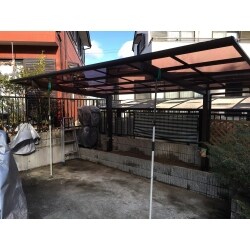 台風被害でカーポートの波板が吹き飛ばされてしまったため、カーポートごとの交換のご依頼を頂きました。

