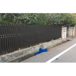 台風２１号によって破損してしまったフェンスを交換修理致しました。
強風にも負けないようにしっかりと柱を固定しました！