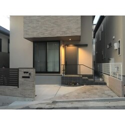 芦屋市のＩ様邸にて、新築の外構工事をさせて頂きました。
お客様のこだわりは、アプローチに貼った丹波鉄平石と外壁と同じタイルを使用した
門柱です。とてもまとまりのあるお家まわりとなりました。
