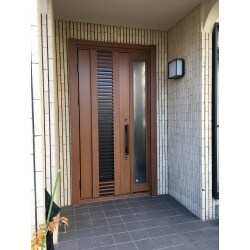 神戸市垂水区のＨ様邸にて、2018年の仕事納めに玄関ドアの交換工事をさせて頂きました！

とても立派な玄関ドアが完成しました！
