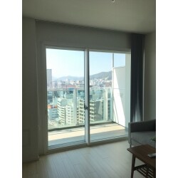 駅に近いタワーマンションにお住まいのK様邸にて、内窓(二重サッシ)の工事を行いました。
線路が近いので電車の音が上がって来るので、防音対策をしたいとご相談いただきました。
眺望を保つように、外窓に合わせて左右の障子の大きさを変えることができる『偏芯2枚建て』を取り付けました。