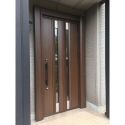 元々、片袖FIX付きのドアでしたが、ドア幅を現状より８０センチ以上広くしたいというご要望がありました。
飼っているワンちゃんのゲージを出し入れするのに必要な寸法です。
今回は思い切って片開きドアに変更し、ご要望を叶えることができました！
