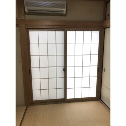 三田市にお住まいのYさま。
夏は日差しが強く、室内温度が上がってしまい、冬場は結露が多く大変でした。
また、騒音も気になるとのことで、窓断熱工事を考えられていました。
今回はお部屋は内窓取付工事、浴室のみ外窓交換で窓断熱リフォームを致しました。