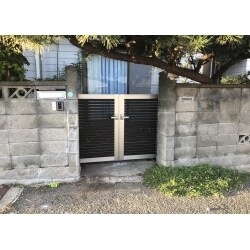 神戸市灘区にお住いのM様。
古くなった門扉を交換しました。
今回はブロックなどはそのままで、門扉のみの交換。
1日で工事が完了します。