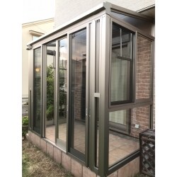 三田市にお住いのM様邸にてサンルーム(テラス囲い)の取付工事をさせて頂きました。
いつも、室内干しで場所を取っており湿度も気になっていたので
サンルーム(テラス囲い)を付けたいと思っておられたそうです。

取付後は毎日のように使われ、満足しているとお喜びの声を頂いております。