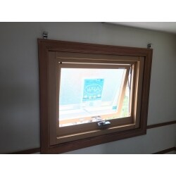 木枠の輸入窓でおしゃれだったすべり出し窓。
木材の劣化で、閉まらなくなってしまったとのこと。
外窓交換で樹脂窓にし、見事に解決しました！