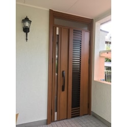 元々は立派な木製のドアが付いていたＮ様邸。
玄関ドアの交換で快適で安全な玄関になりました！