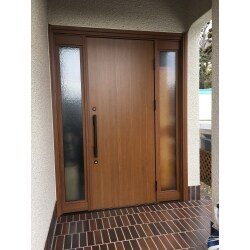 元々、片袖FIXの木製の片開きドアを両側にガラスを設け、中央にドアを配置。
ドアの開き方向を変えて出入りもしやすくなるようにご提案しました。