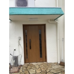神戸市須磨区にお住まいのN様。
玄関ドアに不具合が出たため、新しい玄関ドアに変えたいとご相談を頂きました！
ピタットキー仕様で、車の様に遠隔からも施解錠が可能な玄関ドアです。