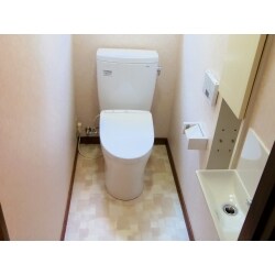 古くなった便器を交換することになったので、手洗い器なしのトイレを設置し、別に手洗い器を取り付けています。また本工事で、２階のトイレにはウォシュレット便座を新設させていただきました。