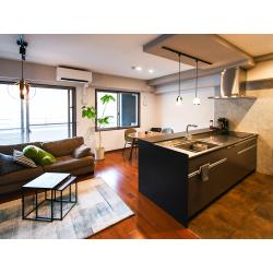 キッチン本体には、直線と平面を活かしたシンプルで洗練されたデザインが魅力のクリナップ「セントロ」をご採用いただきました。錆びにくく熱にも強いステンレスワークトップは、お手入れもしやすく、長く安心してお使いいただける素材です。
また、内側と外側でパネルカラーを変えることで、それぞれ違った印象をお楽しみいただけます。