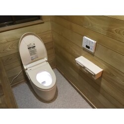 大便器と小便器が1つの部屋にあって狭く感じていたところを、大便器だけにしたことでシンプルかつ使いやすいトイレに改修しました。