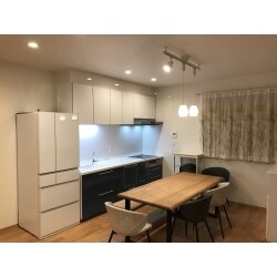 使われなくなった倉庫をリモデルし、ご高齢の祖父母の近くに住みたいとご依頼いただきました。
随所で倉庫の名残を感じさせる、メリハリのある住まいが完成しました。

