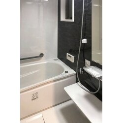 洗面室と浴室はアクセントカラーをブラック系に統一。