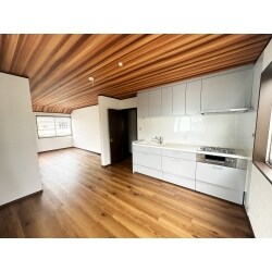 ご自宅の1階部分を店舗として利用するため、２階の洋室２部屋を繋げて、広々としたＬＤＫを新設しました。
ＬＤＫの広さを活かした天井の木目調クロスが、個性的でダイナミックな空間に仕上げています。
