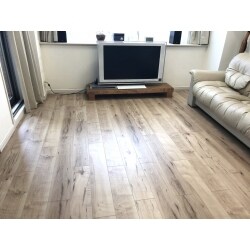 フローリングの上部が剥がれてしまったため、既存のフローリングの上にパナソニック「ウスイータ」を上貼りしました。「ウスイータ」は厚さがたった1.5ミリと薄いため、建具を切り詰めることなく生活できるのがメリットです。
明るく自然な温かみのあるメープル柄の床材を選び、シンプルな家具と合わせることで北欧風インテリアに仕上がっています。
トイレのタンク部分がキャビネット内に納まるキャビネットトイレ「Ｊフィット」で、お掃除も見た目もすっきりとなりました。