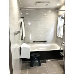 システムバスルームの交換にあわせて、断熱性に優れた樹脂サッシや給湯器も交換しました。
モダンなデザインでありながら、ホーローとタイルの素材で日々の清掃負担を軽減し、冬でも暖かい快適なバスタイムをお過ごしいただけます。