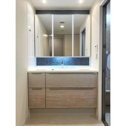 光の演出とタイルの彩り。ホテルライクな浴室・洗面